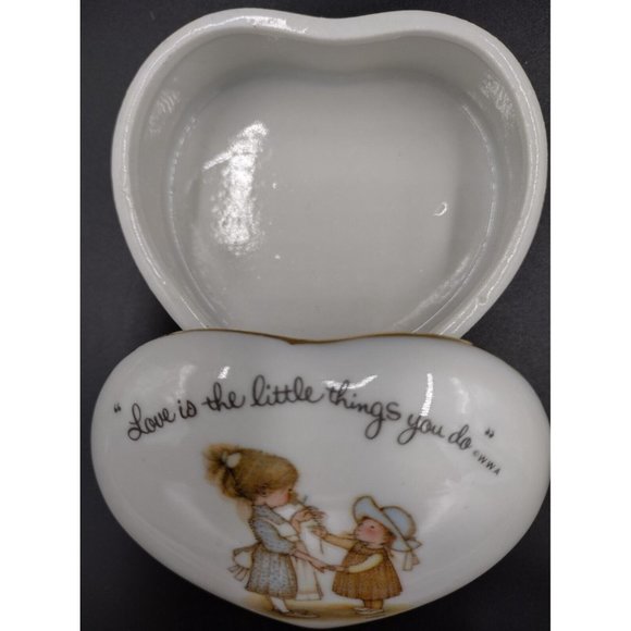 Vintage 1970s Hollie Hobbie Porcelain Trinket Box Love is the Little Things - Picture 5 of 5